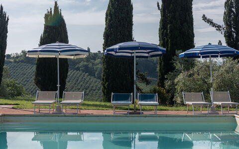 Podere le Lune with Pool, San Gimignano: Blau, Schwimmbad, Gartenmöbel, Resort, Schatten, Sonnenliege, Villa, Landscaping, Eco Hotel, Hotel