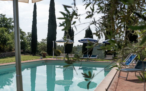 Podere le Lune with Pool, San Gimignano: Schwimmbad, Resort, Gartenmöbel, Freizeit, Eco Hotel, Blumentopf, Sonnenliege, Schatten, Hazienda, Landscaping
