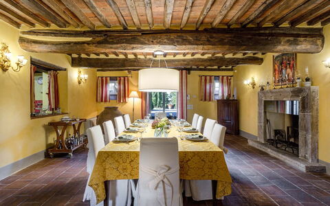 Splendida: Möbel, Interior Design, Wand, Tabelle, Flooring, Decke, Zimmer, Stuhl, Beleuchtung, Esszimmer