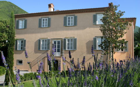 Splendida: Fassade, Zuhause, Menschliche Siedlung, Tür, Estate, Garten, Schiebefenster, Garten, Villa, Bauernhaus