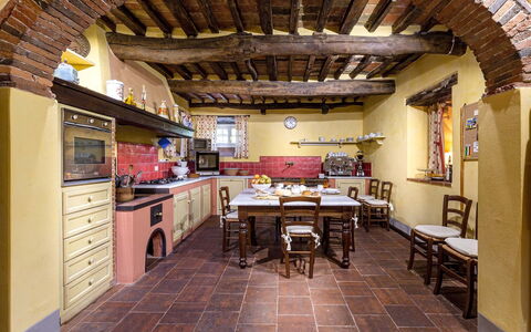 Splendida: Möbel, Interior Design, Flooring, Wand, Holz, Fussboden, Decke, Küche, Tabelle, Zimmer