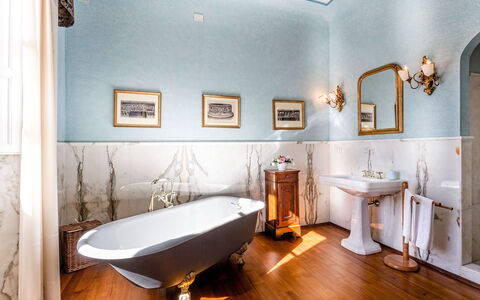 Splendida: Interior Design, Flooring, Armatur, Beleuchtung, Badezimmer, Fussboden, Installation, Zapfhahn, Light Fixture, Badewanne