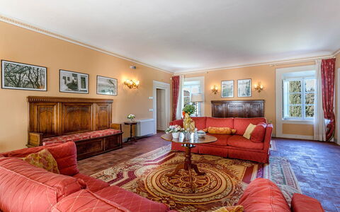 Splendida: Möbel, Interior Design, Decke, Flooring, Fussboden, Beleuchtung, Zimmer, Couch, Zuhause, Wohnzimmer