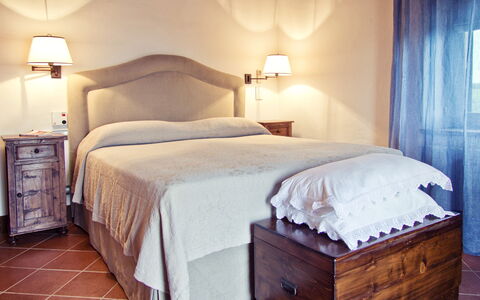 Selvamica: Möbel, Bett, Interior Design, Schlafzimmer, Fussboden, Bedding, Flooring, Bettdecke, Holz, Zimmer