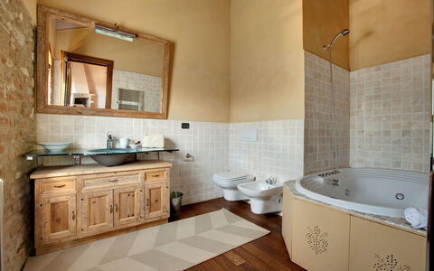 Mattei Villa: Flooring, Interior Design, Armatur, Badezimmer, Wand, Fussboden, Bad Sink, Sinken, Zapfhahn, Möbel