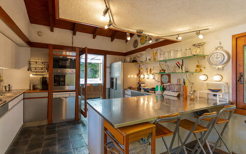 Isa Villa: Küche, Möbel, Countertop, Interior Design, Flooring, Light Fixture, Cabinetry, Holz, Decke, Beleuchtung