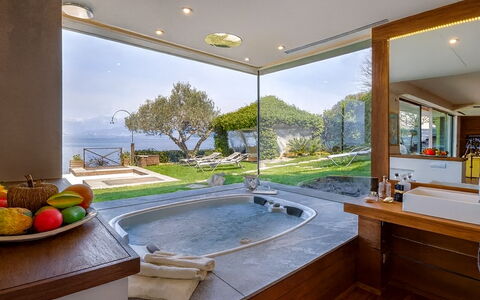 Isa Villa: Möbel, Interior Design, Resort, Armatur, Badewanne, Stuhl, Schwimmbad, Decke, Zimmerpflanze