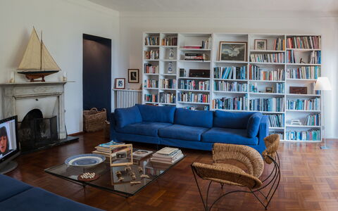 Romantica 16: Möbel, Bücherregal, Interior Design, Couch, Flooring, Regale, Wohnzimmer, Regal, Fussboden, Zimmer