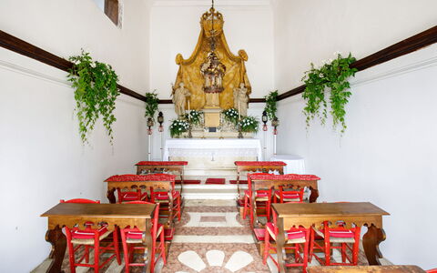 Galero: Zimmer, Interior Design, Möbel, Stuhl, Gebäude, Anbetungsstätte, Tabelle, Kapelle
