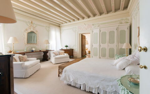 Galero: Möbel, Interior Design, Bett, Schlafzimmer, Wand, Bedding, Holz, Decke, Fussboden, Flooring