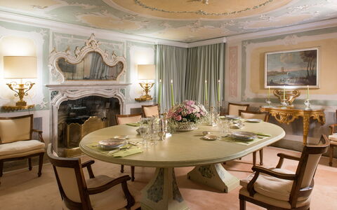 Galero: Möbel, Interior Design, Tabelle, Esszimmer, Beleuchtung, Decke, Zimmer, Flooring, Stuhl, Küche & Esszimmer Tisch