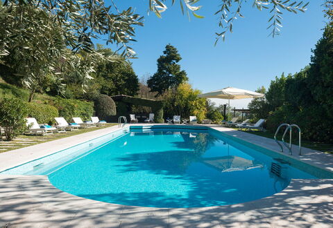 Galero: Schwimmbad, Blau, Gartenmöbel, Resort, Sonnenliege, Schatten, Eco Hotel, Thermae, Regenschirm, Landscaping