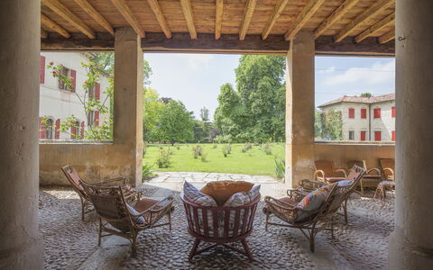 Jasmine Villa: Die Architektur, Garten, Rasen, Hazienda, Schatten, Garten, Gartenmöbel, Hinterhof, Stuhl, Säule