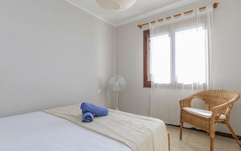 Villa Joan Salvat: Möbel, Interior Design, Bett, Schlafzimmer, Fussboden, Flooring, Holz, Decke, Bedding, Bettdecke