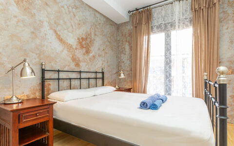 Enola: Interior Design, Möbel, Schlafzimmer, Bett, Flooring, Holz, Fussboden, Bettdecke, Bedding, Zimmer