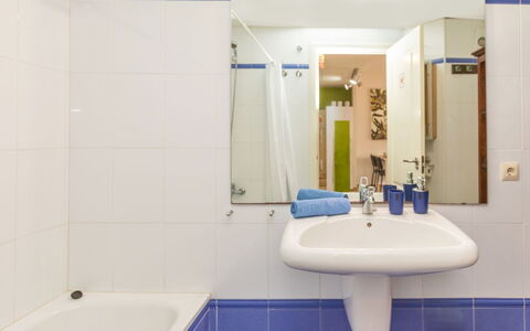 Enola: Badezimmer, Bad Sink, Armatur, Sinken, Flooring, Interior Design, Fussboden, Zapfhahn, Spiegel, Installation