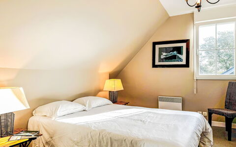 Cancale 615: Bett, Schlafzimmer, Interior Design, Möbel, Wand, Bedding, Bettdecke, Holz, Decke, Zimmer