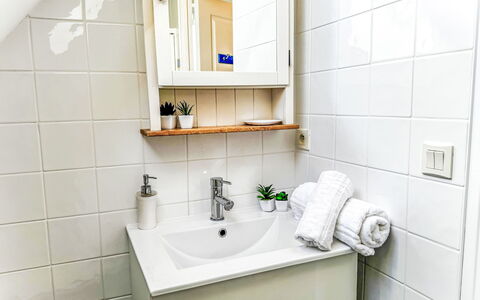 Cancale 615: Badezimmer, Armatur, Interior Design, Bad Sink, Flooring, Zapfhahn, Sinken, Installation, Fussboden