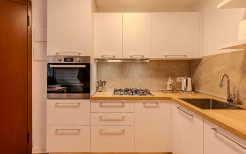 Le Busatte: Küche, Küchengerät, Countertop, Major Appliance, Cabinetry, Flooring, Holz, Interior Design, Herd, Möbel