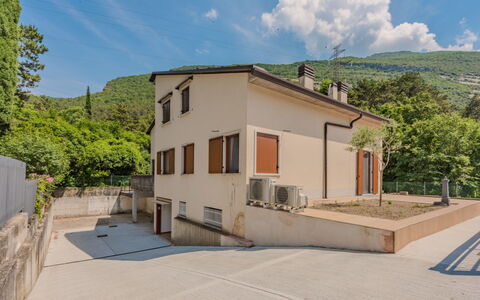 Le Busatte: Wand, Die Architektur, Wohngebiet, Zuhause, Menschliche Siedlung, Steigung, Beton, Dorf, Auffahrt, Balkon