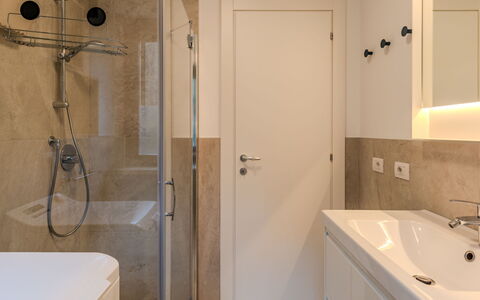 Le Busatte: Badezimmer, Flooring, Armatur, Fussboden, Wand, Bad Sink, Interior Design, Spiegel, Holz, Sinken