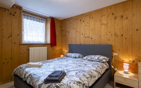 San Pietro Mountain Flat: Möbel, Interior Design, Holz, Bett, Schlafzimmer, Decke, Zimmer, Fussboden, Flooring, Beleuchtung