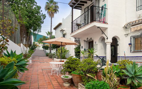 Nerja Beach Center: Blumentopf, Balkon, Tür, Zimmerpflanze, Hazienda, Hof