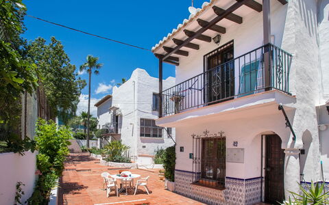 Nerja Beach Center: Nachbarschaft, Wohngebiet, Tür, Zuhause, Balkon, Zimmerpflanze, Blumentopf