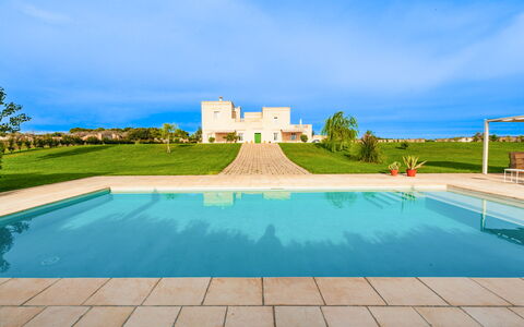 Masseria Ficalindia: Blau, Schwimmbad, Garten, Rasen, Landscaping, Villa