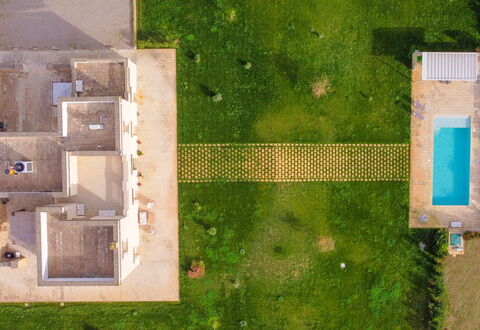 Masseria Ficalindia: Schwimmbad, Grundstueck, Garten, Rasen, Estate, Landscaping, Kunstrasen, Resort, Hinterhof, Design