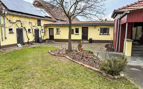 Mit Großem Garten: Haus, Dach, Zuhause, Wohngebiet, Hütte, Hinterhof, Garten, Rasen, Garten, Auffahrt