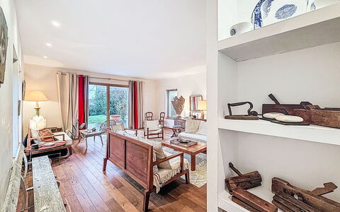 Kervourden: Möbel, Interior Design, Flooring, Holz, Fussboden, Decke, Zimmer, Wohnzimmer, Holzboden, Beleuchtung