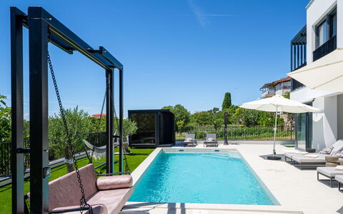 Loparia: Schwimmbad, Freizeit, Verbundwerkstoff, Gartenmöbel, Resort, Schatten, Eco Hotel, Landscaping, Estate, Villa