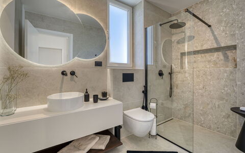 Loparia: Flooring, Interior Design, Wand, Armatur, Badezimmer, Fussboden, Spiegel, Bad Sink, Sinken, Zapfhahn