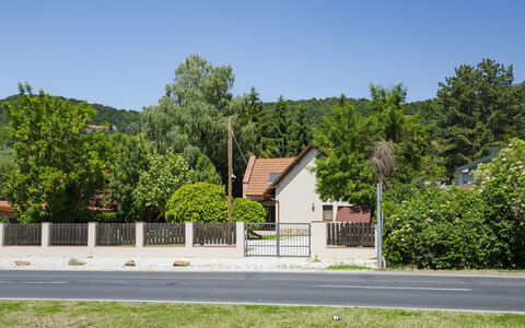 Badacsonyörs 101: Baum, Haus, Wohngebiet, Strauch, Zuhause, Menschliche Siedlung, Hütte, Zaun, Vorort