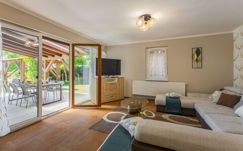 Badacsonyörs 101: Möbel, Interior Design, Flooring, Holz, Decke, Fussboden, Couch, Beleuchtung, Zimmer, Wohnzimmer