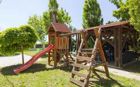 Badacsonyörs 101: Spielplatz Rutsche, Spielmittel, Holz, Spielplatz, Rutsche, Schwingen, Freizeit, Garten, Schatten, Park