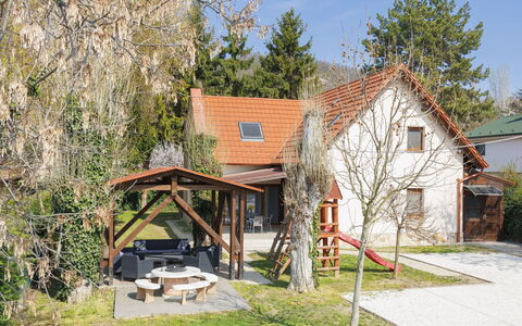 Petka: Haus, Hütte, Zuhause, Dach, Garten, Schatten, Hinterhof, Garten, Rasen, Estate