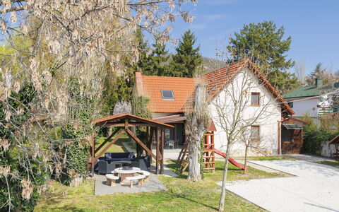 Petka: Haus, Wohngebiet, Zuhause, Hütte, Garten, Schatten, Garten, Hinterhof, Landscaping, Bauernhaus