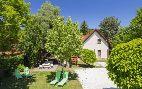Petka: Hütte, Garten, Schatten, Rasen, Garten, Hinterhof, Landscaping, Gartenmöbel, Bauernhaus, Eco Hotel