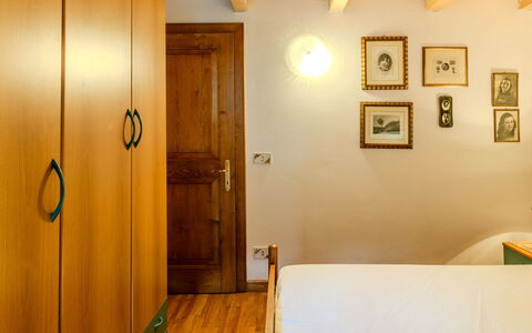 Fresia: Bett, Möbel, Interior Design, Schlafzimmer, Wand, Fussboden, Flooring, Bettdecke, Holz, Bedding
