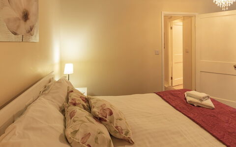 Robins Nest: Bett, Interior Design, Schlafzimmer, Wand, Fussboden, Bettdecke, Flooring, Decke, Holz, Bedding