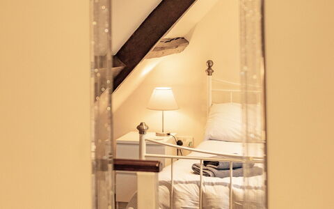 Robins Nest: Interior Design, Beleuchtung, Zimmer, Schlafzimmer, Decke, Spiegel, Bett, Light Fixture, Bedding, Lampe