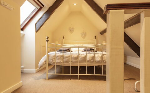 Robins Nest: Interior Design, Wand, Flooring, Schlafzimmer, Fussboden, Holz, Decke, Bett, Möbel, Zimmer