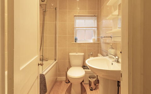 Robins Nest: Toilleten Sitz, Badezimmer, Toilette, Armatur, Bad Sink, Flooring, Wand, Sinken, Fussboden, Interior Design