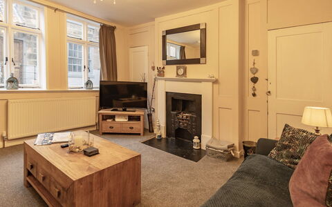 Robins Nest: Möbel, Interior Design, Wand, Holz, Flooring, Fussboden, Zimmer, Decke, Wohnzimmer, Couch