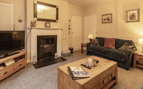 Robins Nest: Möbel, Interior Design, Wand, Flooring, Holz, Fussboden, Zimmer, Couch, Wohnzimmer, Decke