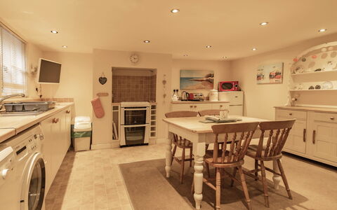 Robins Nest: Möbel, Interior Design, Flooring, Fussboden, Holz, Decke, Light Fixture, Zimmer, Küche, Cabinetry