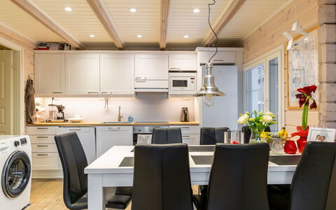 Villa Loisto: Flooring, Interior Design, Holz, Decke, Möbel, Fussboden, Küche, Countertop, Holzboden, Beleuchtung