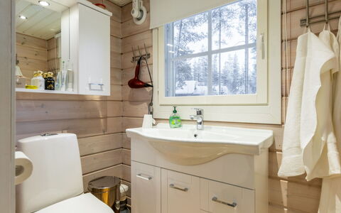 Villa Loisto: Armatur, Sinken, Flooring, Bad Sink, Holz, Interior Design, Fussboden, Zapfhahn, Badezimmerschrank, Badezimmer